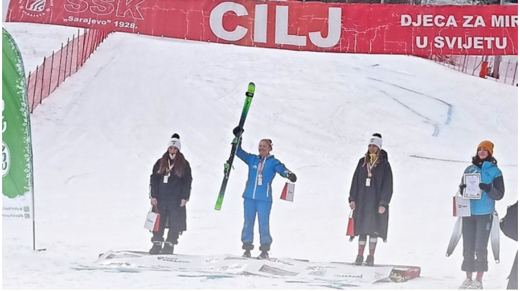 Odlični smučarski rezultati osmošolke Ele